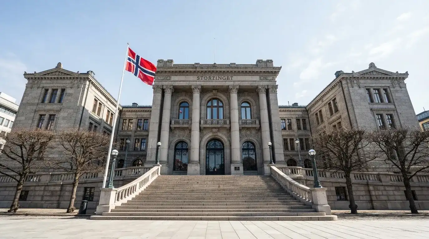 Fasade av en stor offentlig bygning i Oslo med brede trapper og et norsk flagg i vinden under klar himmel